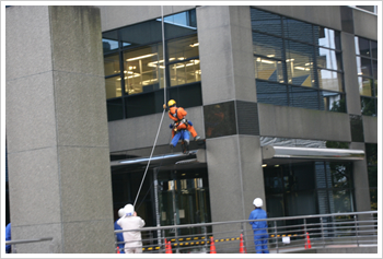 高層ビル(121m)でのロープアクセスレスキューデモンストレーション 高層ビル(121m)でのロープアクセスレスキューデモンストレーション